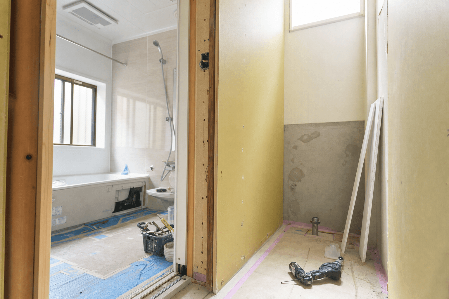 お風呂・トイレのカビが毎年復活する理由｜内装改修で根本解決する方法と費用
